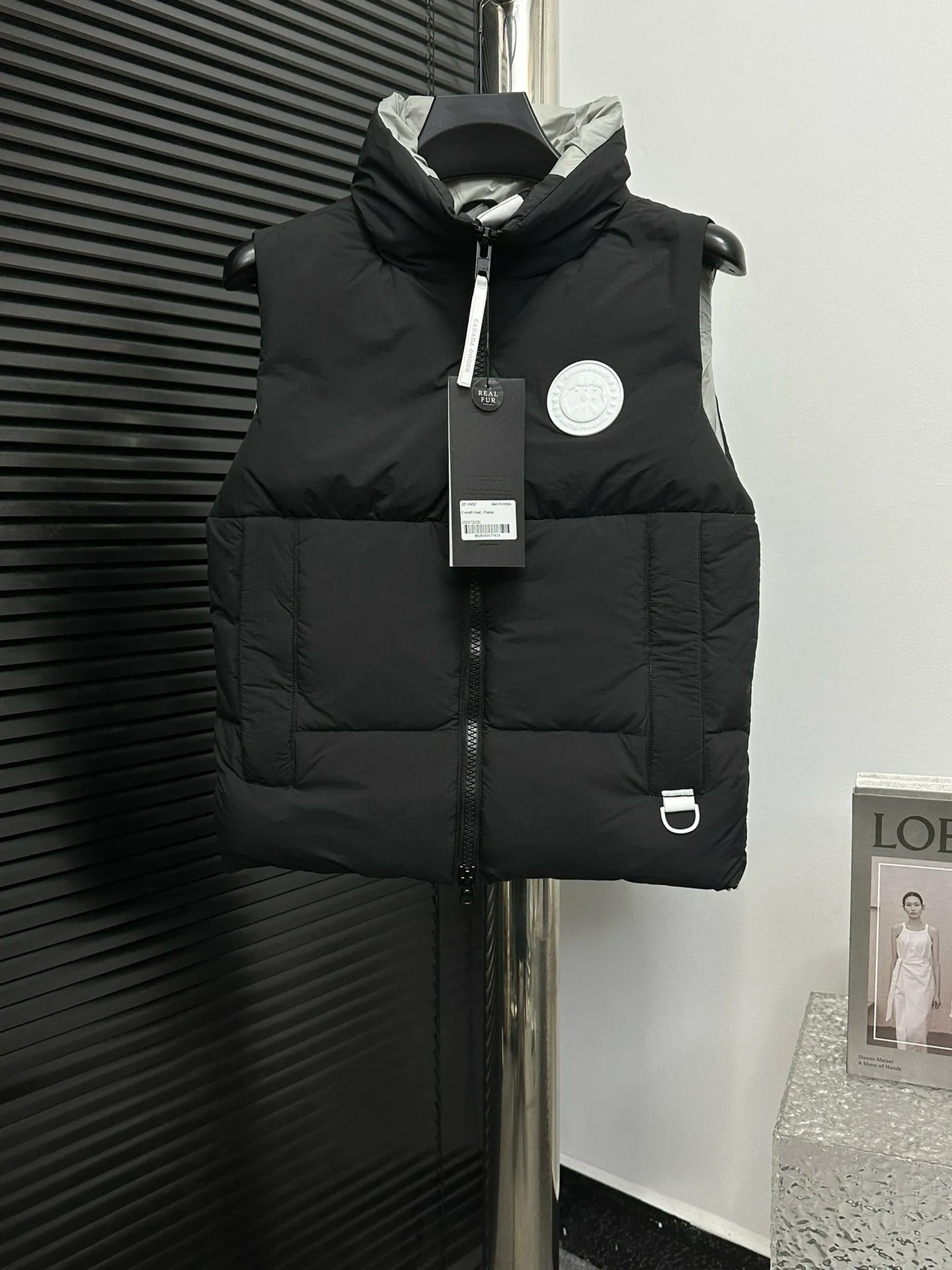P490 【CANADA GOOSE】PASTELS white label series down vest. The white label series is a capsule limited series and the most popular PASTELS series this year. The chest labels are all white badges with pure silicone texture. The pattern has a strong contrast between concave and convex. The topographic map of Canada on the badge is lifelike. The plastic material used for currency logos on the market is very hard to the touch! Our original independent order accessories are all one-to-one customized original accessories. The imported YKK zippers have correct teeth, while the teeth of the fake zippers are very thick. The zipper webbing logo is printed with 3M fluorescent printing, and the original custom-made washable label. The placket webbing and wiring details are all restored to the original ones. Size: XS S M L XL XXL